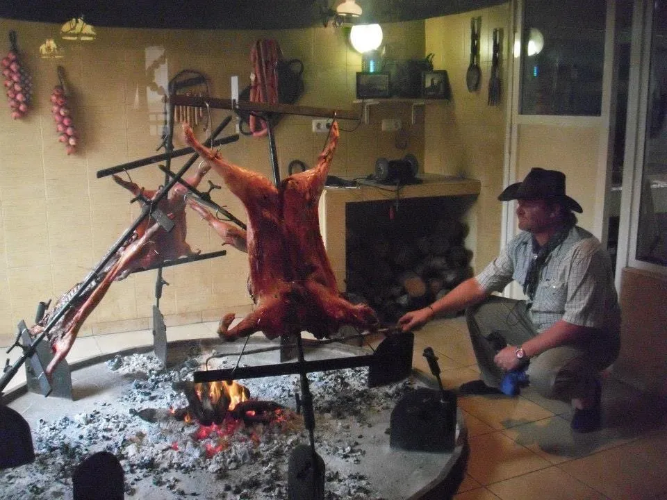Carne asada a la cruz sobre las brasas